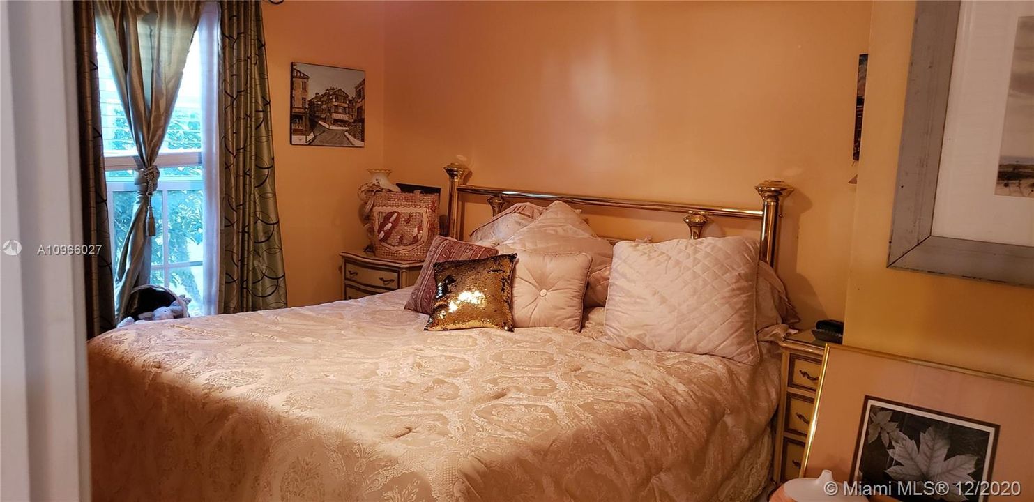 Vendido Recientemente: $474,000 (4 camas, 2 baños, 2105 Pies cuadrados)