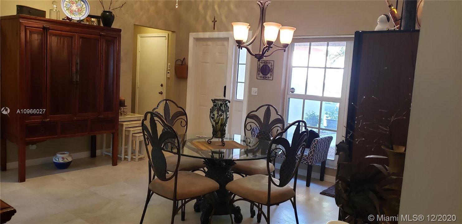 Vendido Recientemente: $474,000 (4 camas, 2 baños, 2105 Pies cuadrados)