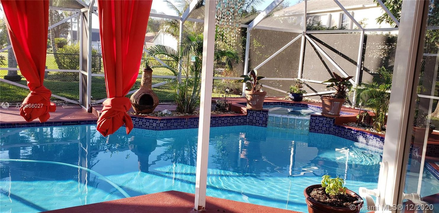 Vendido Recientemente: $474,000 (4 camas, 2 baños, 2105 Pies cuadrados)