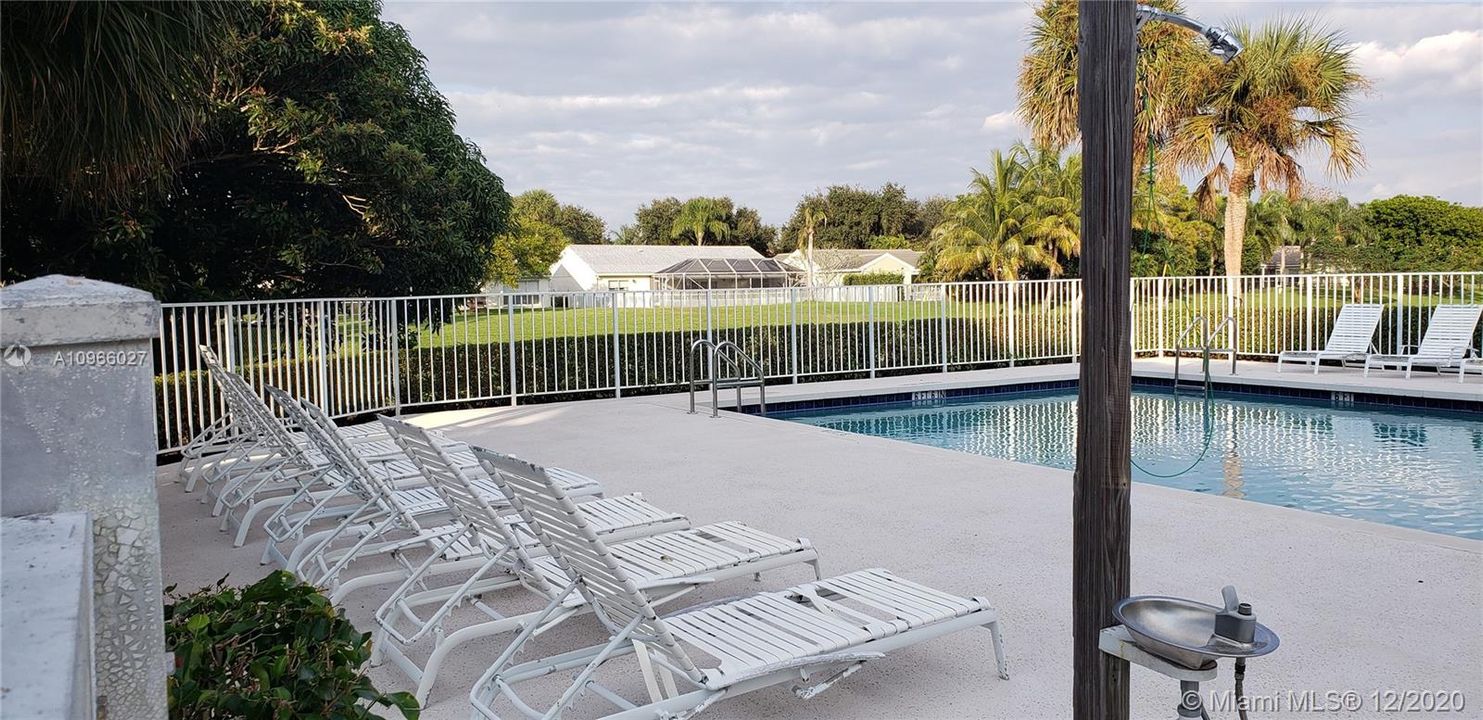 Vendido Recientemente: $474,000 (4 camas, 2 baños, 2105 Pies cuadrados)