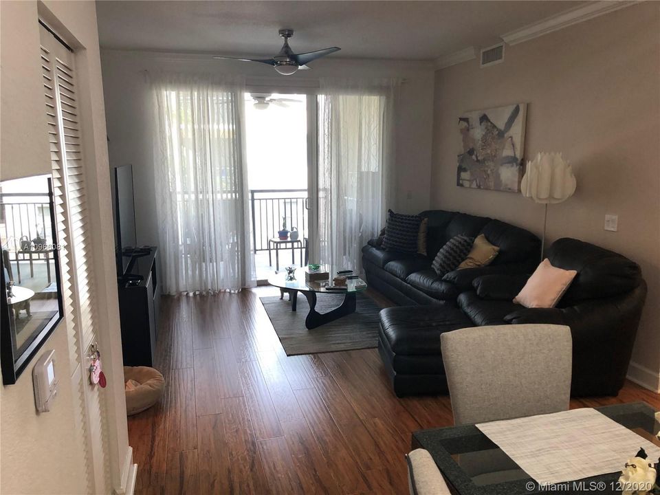 Недавно продано: $199,000 (2 спален, 2 ванн, 1048 Квадратных фут)
