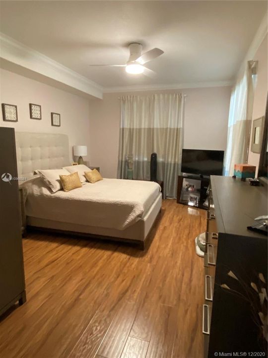 Недавно продано: $199,000 (2 спален, 2 ванн, 1048 Квадратных фут)