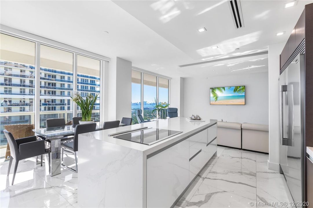 Vendido Recientemente: $2,595,000 (3 camas, 3 baños, 2010 Pies cuadrados)