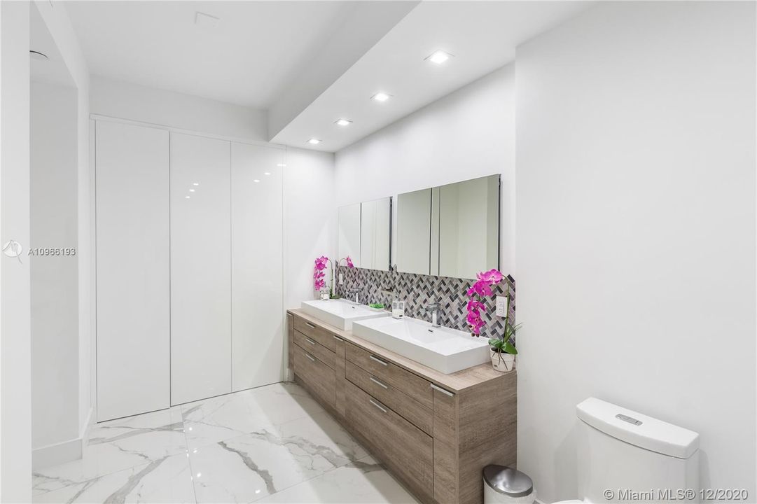 Vendido Recientemente: $2,595,000 (3 camas, 3 baños, 2010 Pies cuadrados)