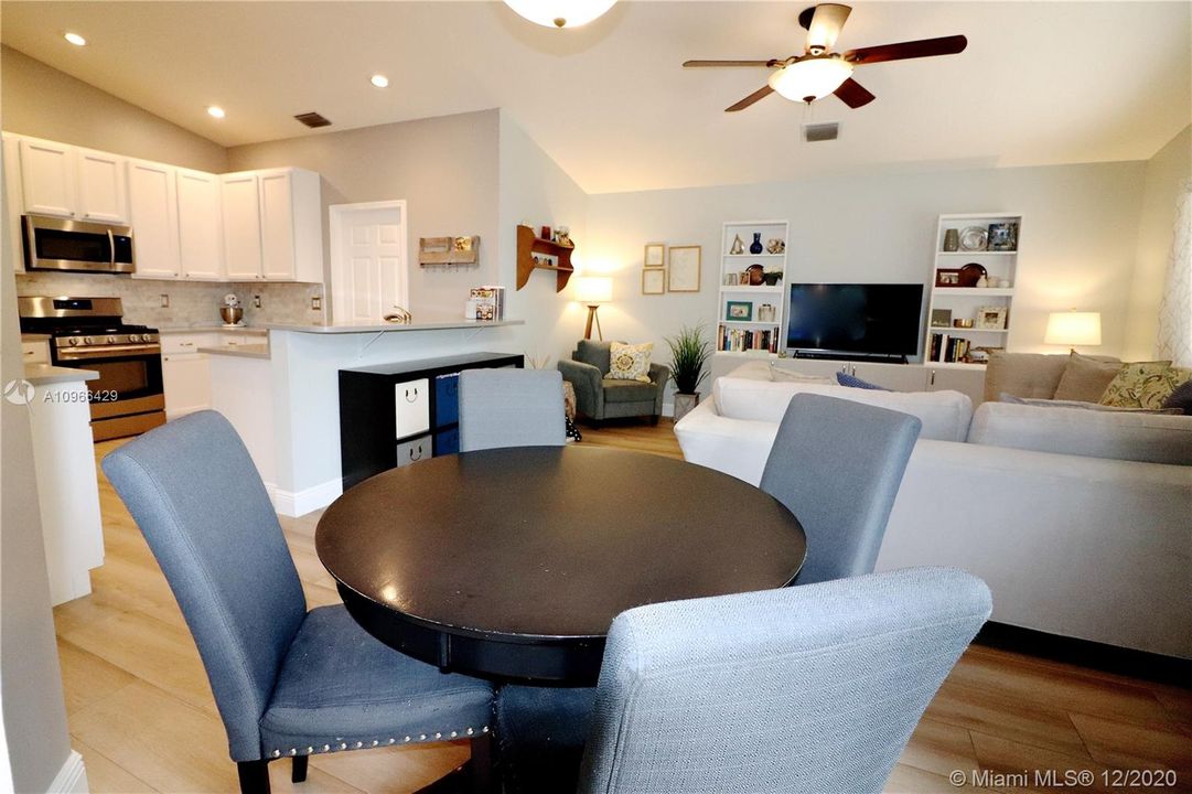 Vendido Recientemente: $539,000 (4 camas, 2 baños, 2028 Pies cuadrados)