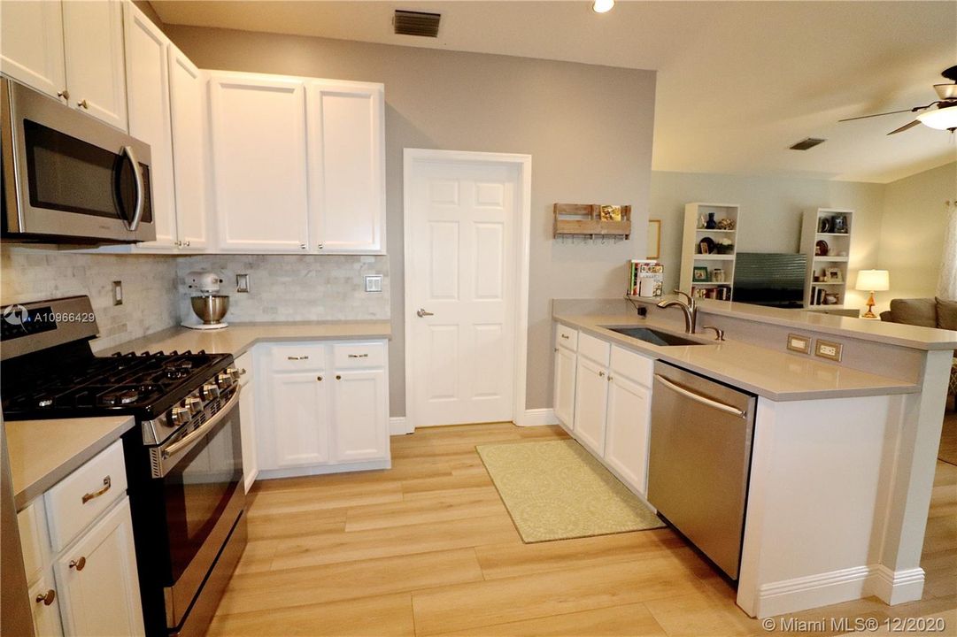 Vendido Recientemente: $539,000 (4 camas, 2 baños, 2028 Pies cuadrados)