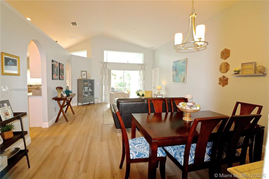 Vendido Recientemente: $539,000 (4 camas, 2 baños, 2028 Pies cuadrados)