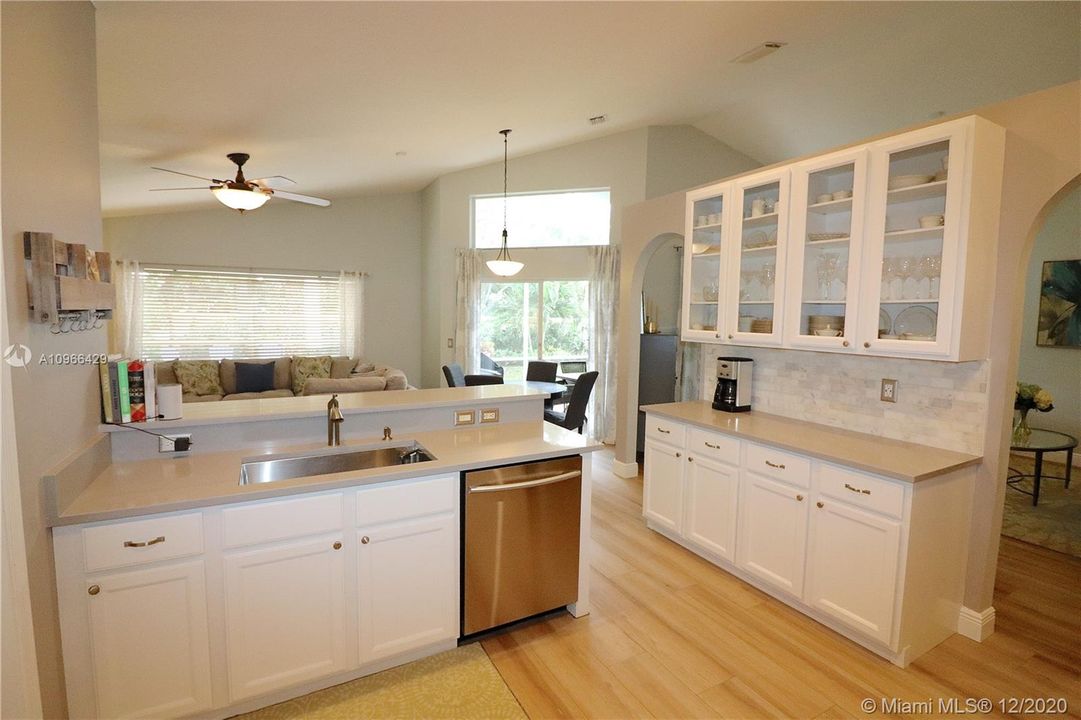 Vendido Recientemente: $539,000 (4 camas, 2 baños, 2028 Pies cuadrados)