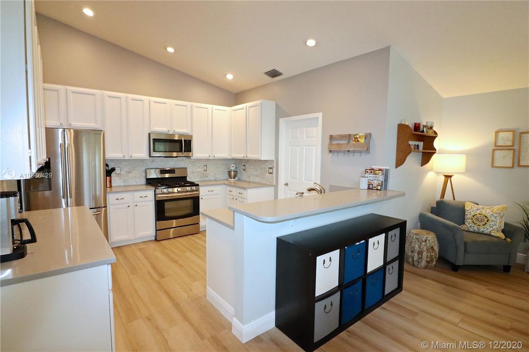 Vendido Recientemente: $539,000 (4 camas, 2 baños, 2028 Pies cuadrados)