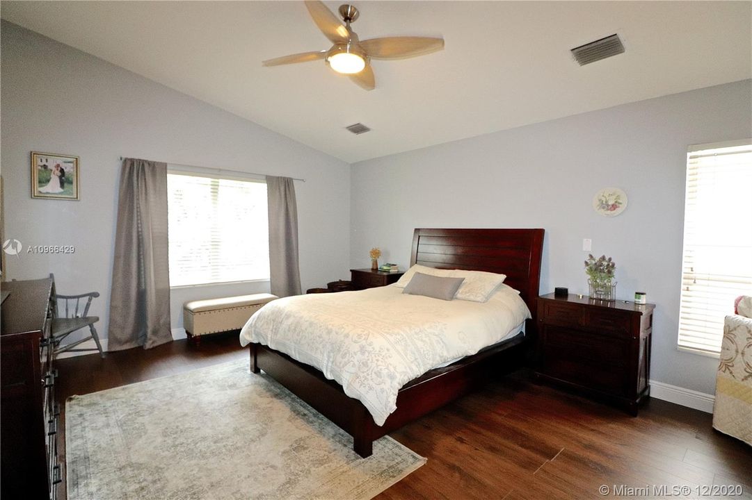 Vendido Recientemente: $539,000 (4 camas, 2 baños, 2028 Pies cuadrados)