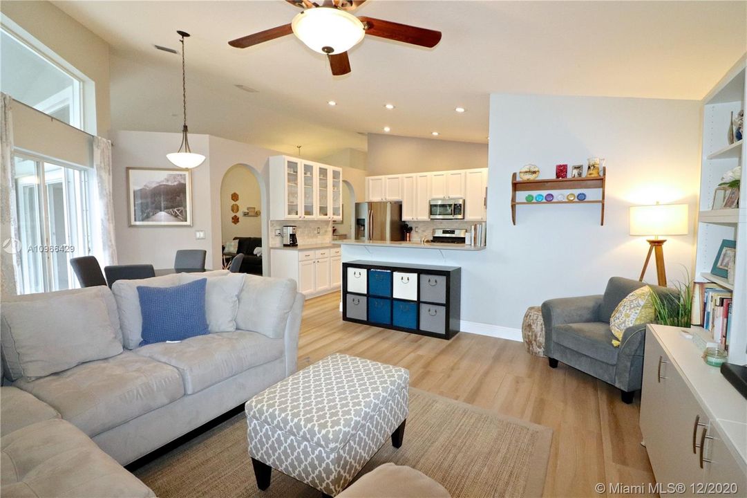 Vendido Recientemente: $539,000 (4 camas, 2 baños, 2028 Pies cuadrados)
