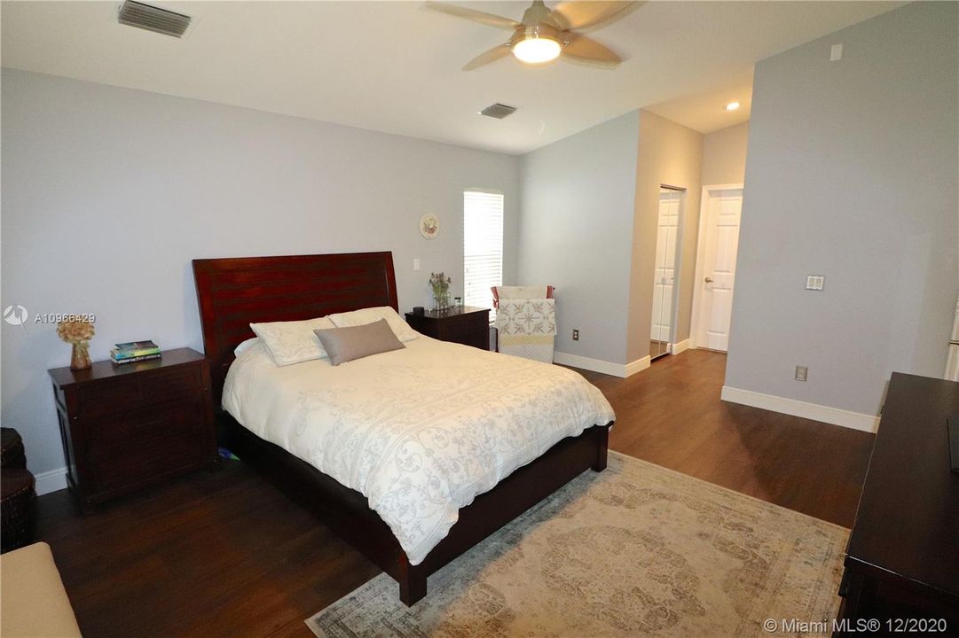 Vendido Recientemente: $539,000 (4 camas, 2 baños, 2028 Pies cuadrados)