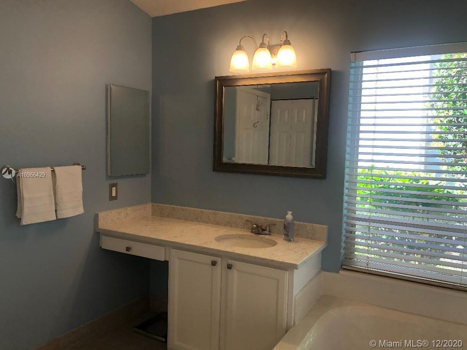 Vendido Recientemente: $539,000 (4 camas, 2 baños, 2028 Pies cuadrados)
