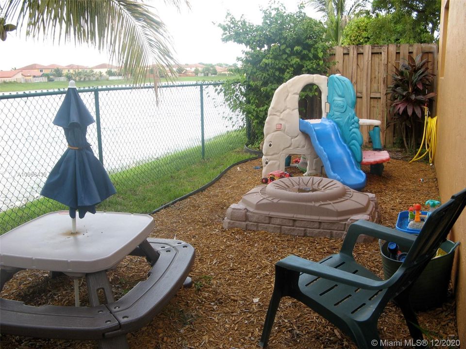 Recently Rented: $2,350 (3 beds, 2 baths, 1462 Square Feet)