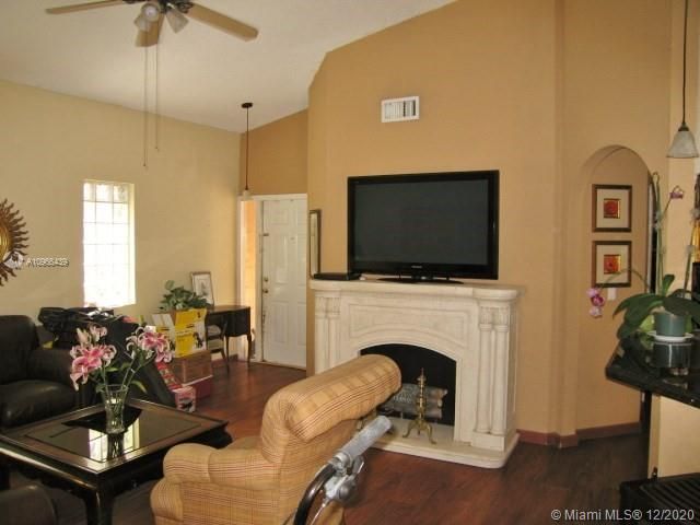 Recently Rented: $2,350 (3 beds, 2 baths, 1462 Square Feet)