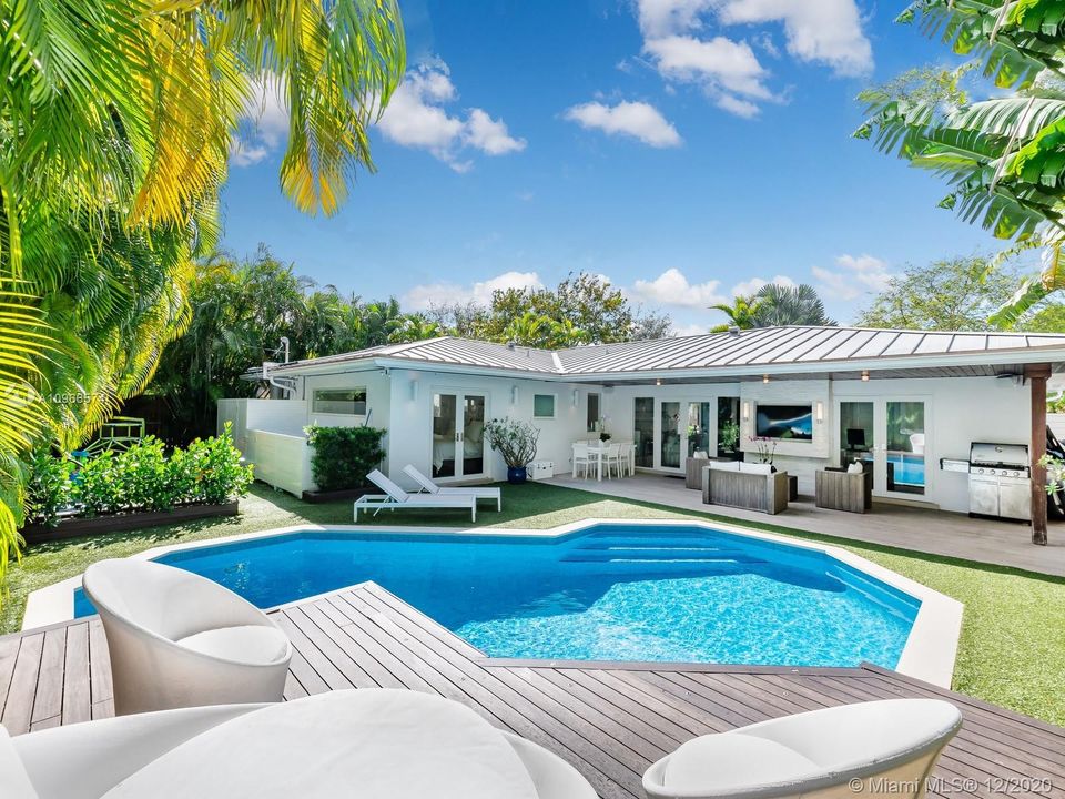 Recently Sold: $2,495,000 (5 beds, 3 baths, 2168 Square Feet)