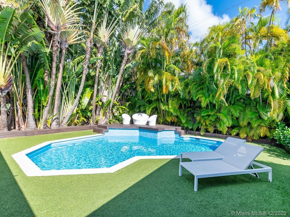Recently Sold: $2,495,000 (5 beds, 3 baths, 2168 Square Feet)