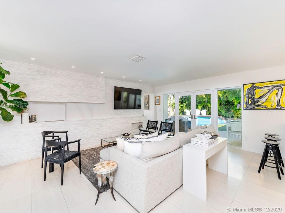 Recently Sold: $2,495,000 (5 beds, 3 baths, 2168 Square Feet)