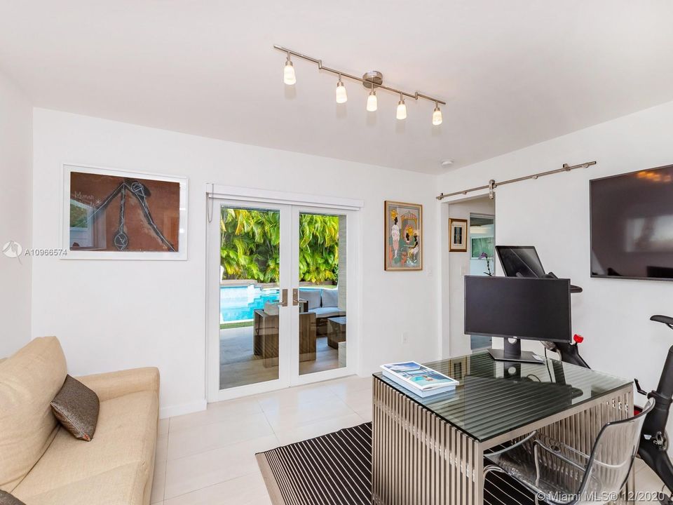 Recently Sold: $2,495,000 (5 beds, 3 baths, 2168 Square Feet)