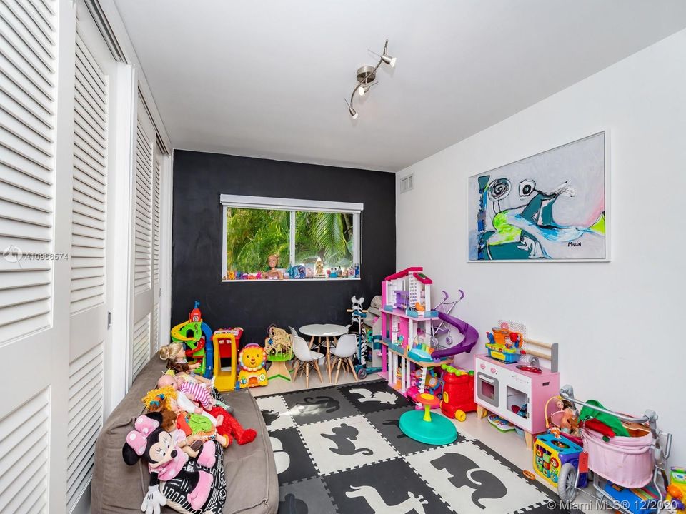 Recently Sold: $2,495,000 (5 beds, 3 baths, 2168 Square Feet)