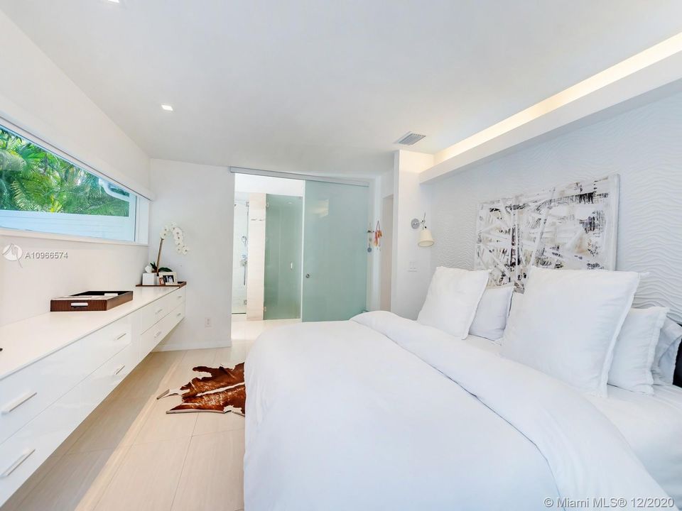 Recently Sold: $2,495,000 (5 beds, 3 baths, 2168 Square Feet)