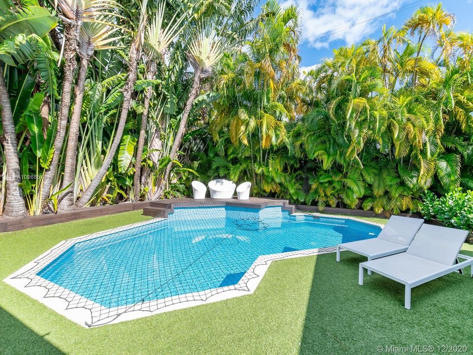 Recently Sold: $2,495,000 (5 beds, 3 baths, 2168 Square Feet)