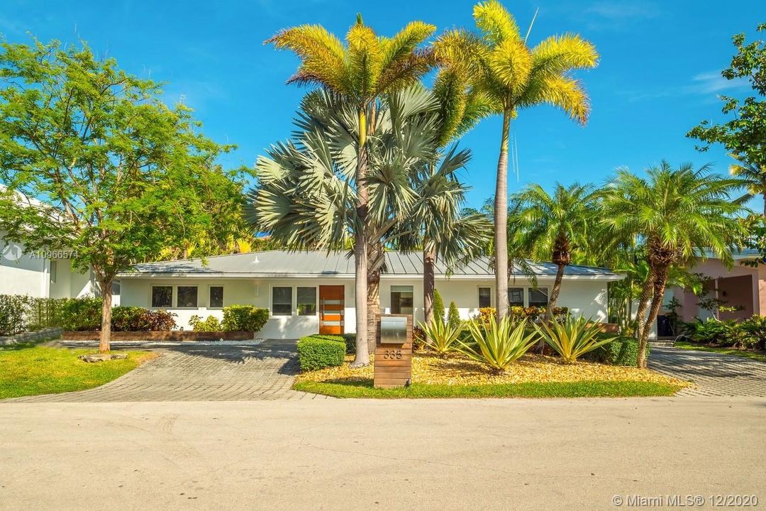 Recently Sold: $2,495,000 (5 beds, 3 baths, 2168 Square Feet)