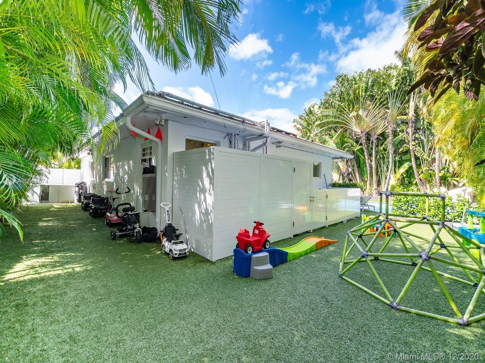 Recently Sold: $2,495,000 (5 beds, 3 baths, 2168 Square Feet)