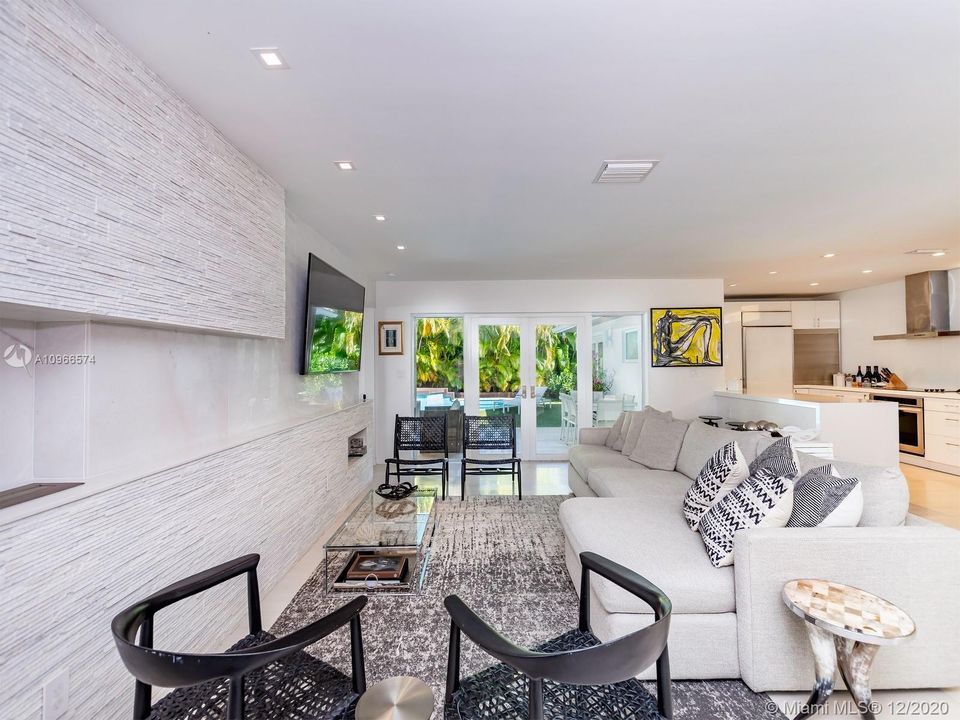 Recently Sold: $2,495,000 (5 beds, 3 baths, 2168 Square Feet)