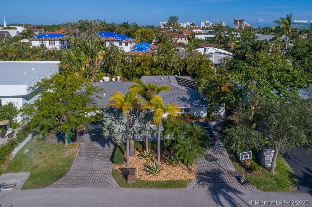 Recently Sold: $2,495,000 (5 beds, 3 baths, 2168 Square Feet)