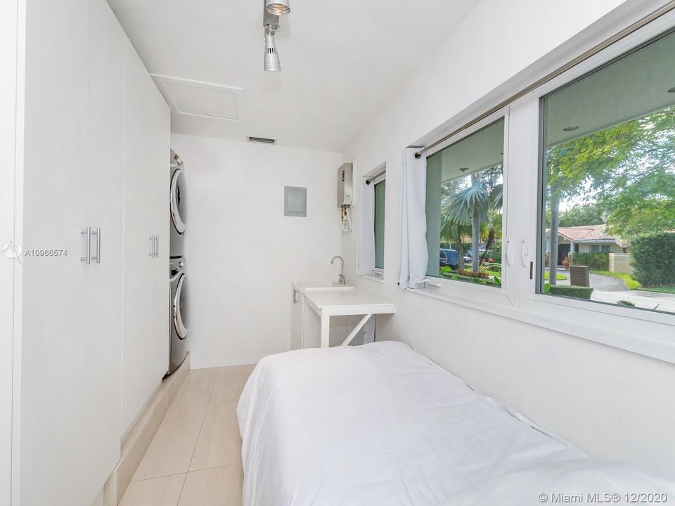 Recently Sold: $2,495,000 (5 beds, 3 baths, 2168 Square Feet)