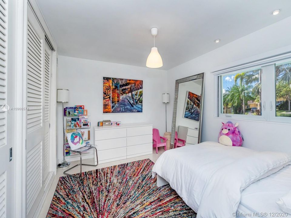 Recently Sold: $2,495,000 (5 beds, 3 baths, 2168 Square Feet)