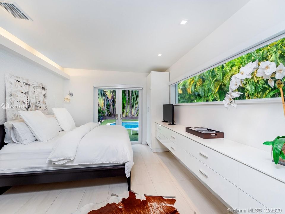 Recently Sold: $2,495,000 (5 beds, 3 baths, 2168 Square Feet)