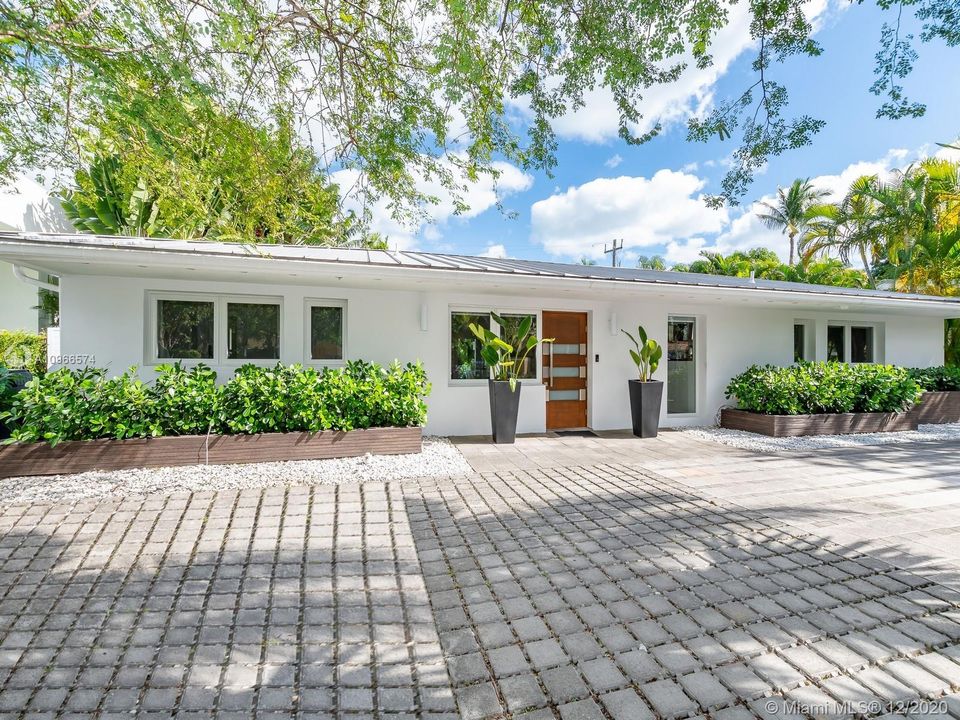 Recently Sold: $2,495,000 (5 beds, 3 baths, 2168 Square Feet)