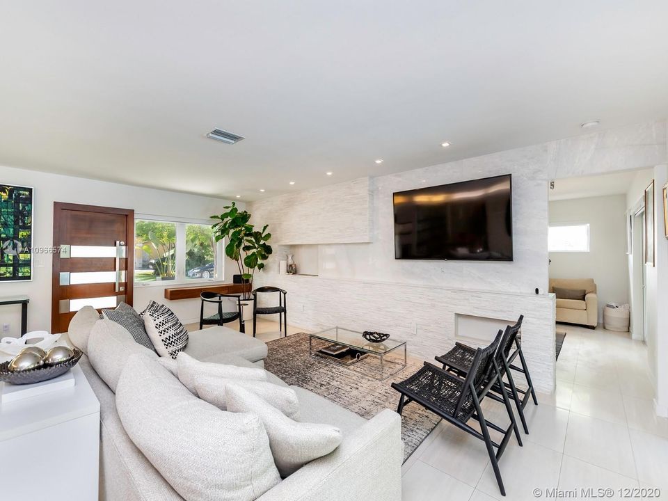 Recently Sold: $2,495,000 (5 beds, 3 baths, 2168 Square Feet)