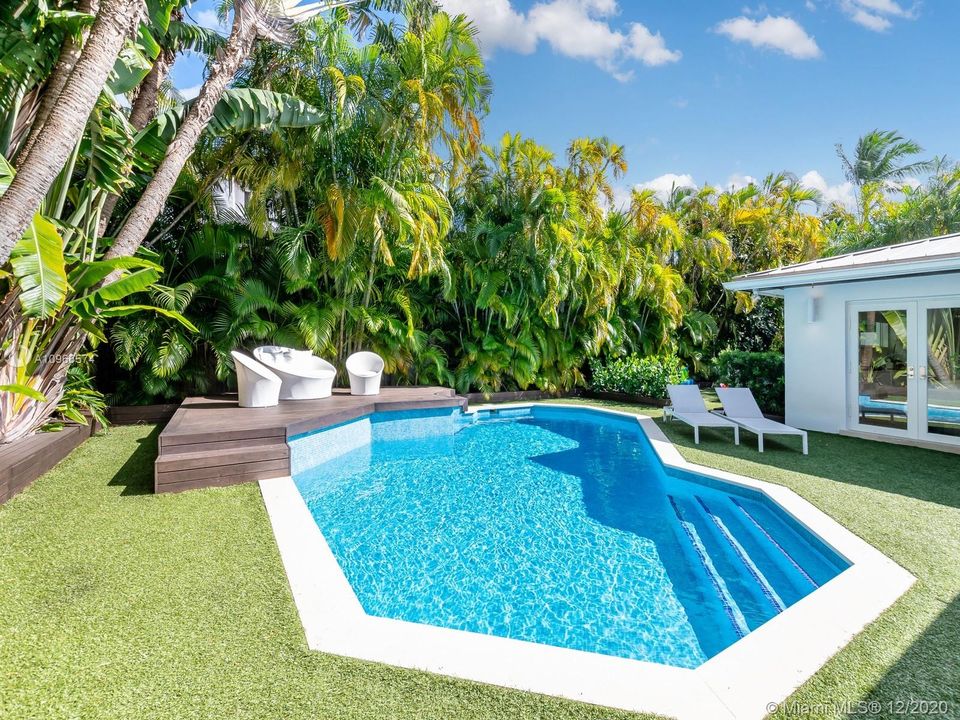 Recently Sold: $2,495,000 (5 beds, 3 baths, 2168 Square Feet)