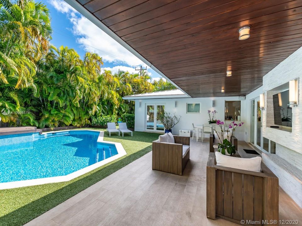 Recently Sold: $2,495,000 (5 beds, 3 baths, 2168 Square Feet)