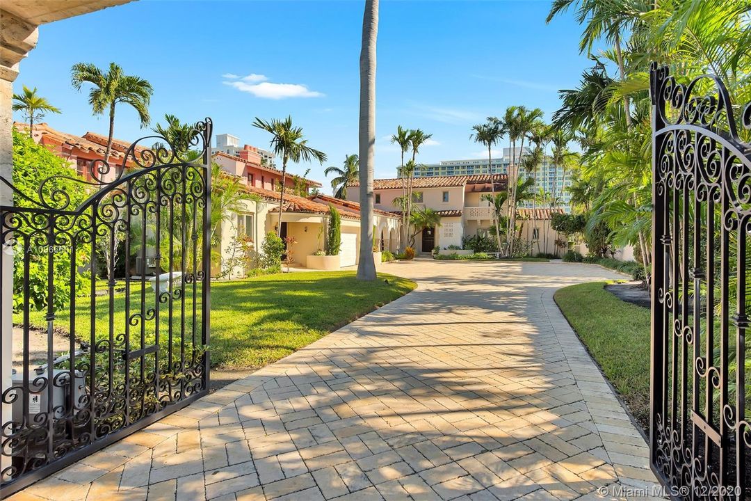 Recently Sold: $4,495,000 (5 beds, 6 baths, 3194 Square Feet)
