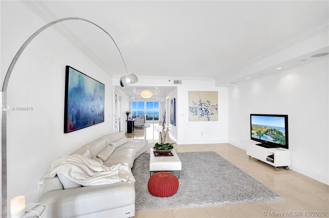 Recently Sold: $2,950,000 (3 beds, 4 baths, 3084 Square Feet)