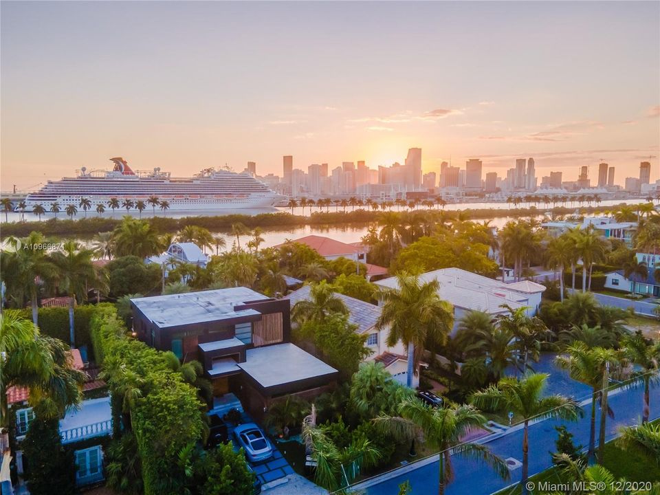 Vendido Recientemente: $3,300,000 (5 camas, 5 baños, 3617 Pies cuadrados)