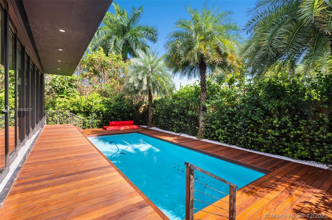Vendido Recientemente: $3,300,000 (5 camas, 5 baños, 3617 Pies cuadrados)