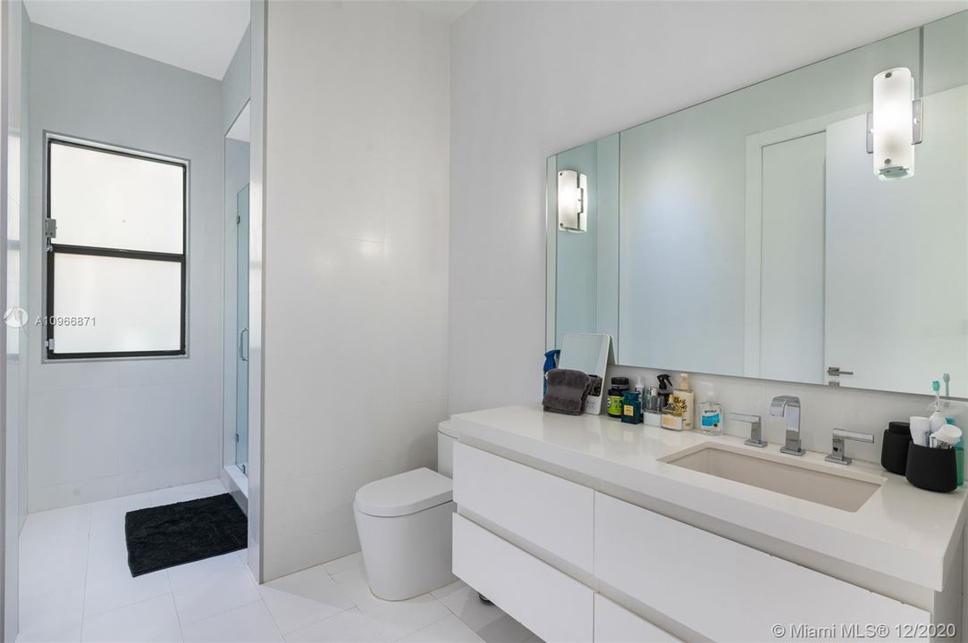 Vendido Recientemente: $3,300,000 (5 camas, 5 baños, 3617 Pies cuadrados)