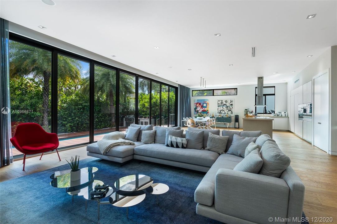 Vendido Recientemente: $3,300,000 (5 camas, 5 baños, 3617 Pies cuadrados)