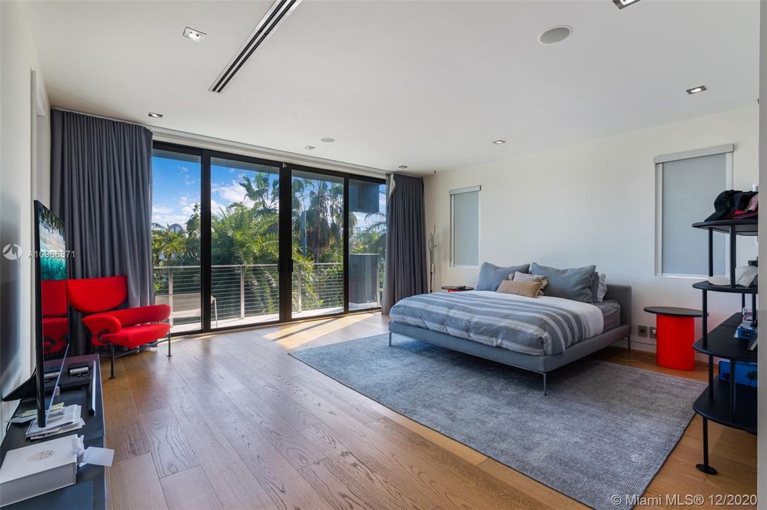 Vendido Recientemente: $3,300,000 (5 camas, 5 baños, 3617 Pies cuadrados)