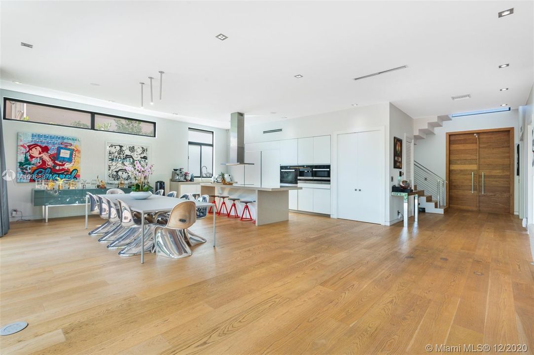 Vendido Recientemente: $3,300,000 (5 camas, 5 baños, 3617 Pies cuadrados)