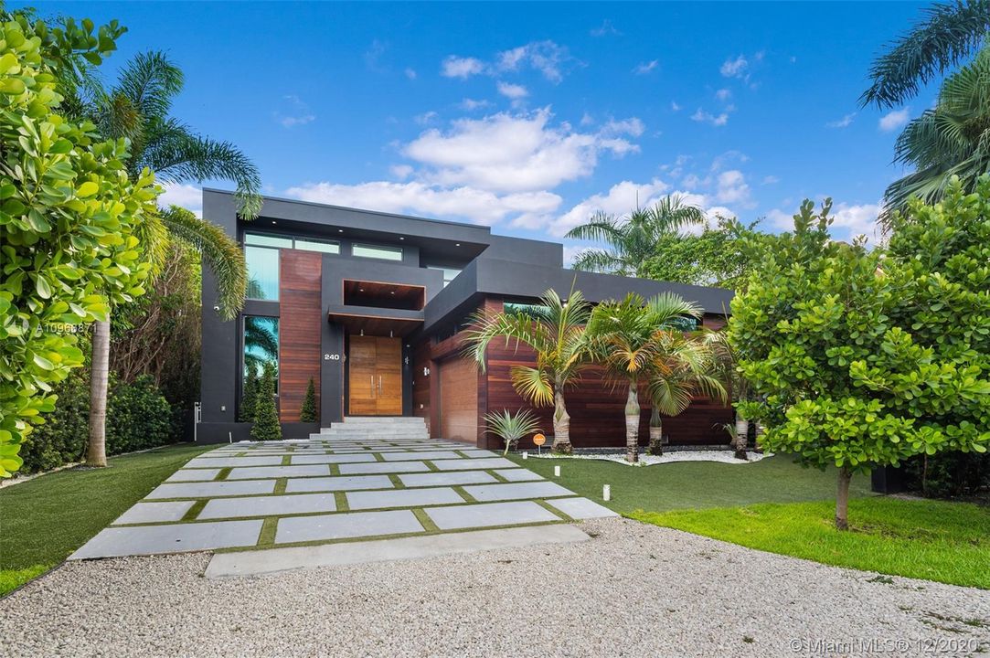 Vendido Recientemente: $3,300,000 (5 camas, 5 baños, 3617 Pies cuadrados)