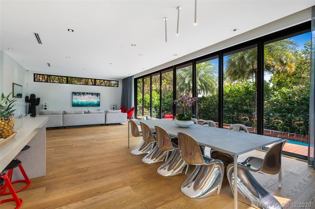 Vendido Recientemente: $3,300,000 (5 camas, 5 baños, 3617 Pies cuadrados)