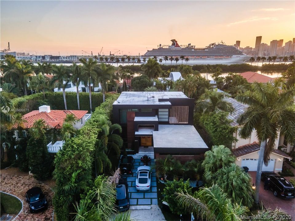 Vendido Recientemente: $3,300,000 (5 camas, 5 baños, 3617 Pies cuadrados)