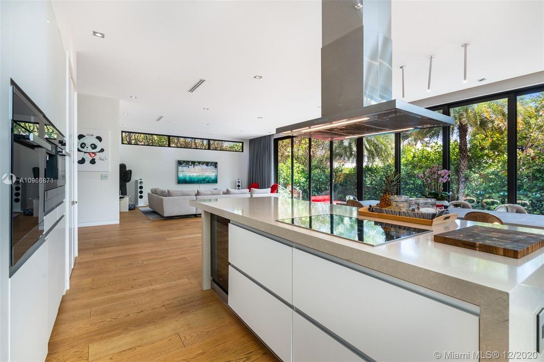 Vendido Recientemente: $3,300,000 (5 camas, 5 baños, 3617 Pies cuadrados)