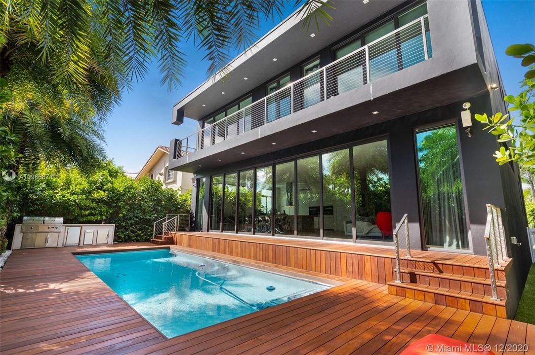 Vendido Recientemente: $3,300,000 (5 camas, 5 baños, 3617 Pies cuadrados)